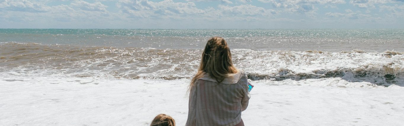 moeder kind op de rug